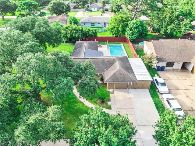 203 22nd Avenue N, Texas City, TX 77590