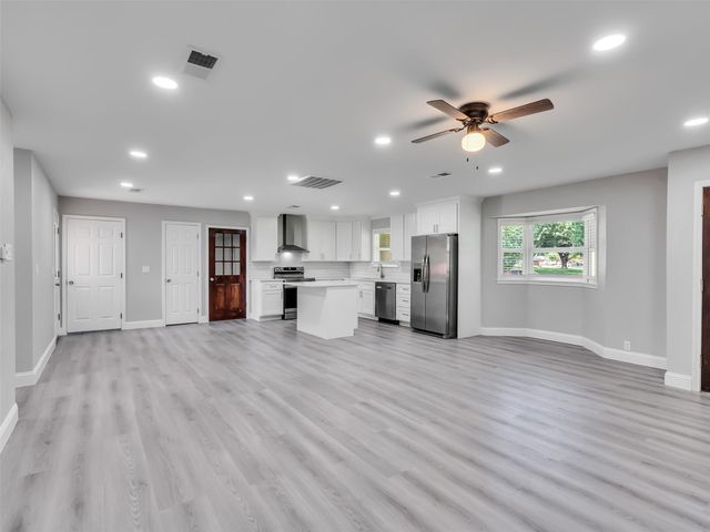 203 22nd Avenue N, Texas City, TX 77590