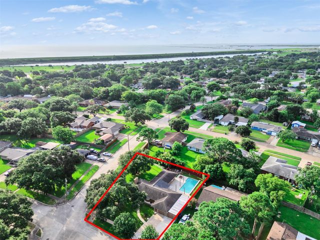 203 22nd Avenue N, Texas City, TX 77590