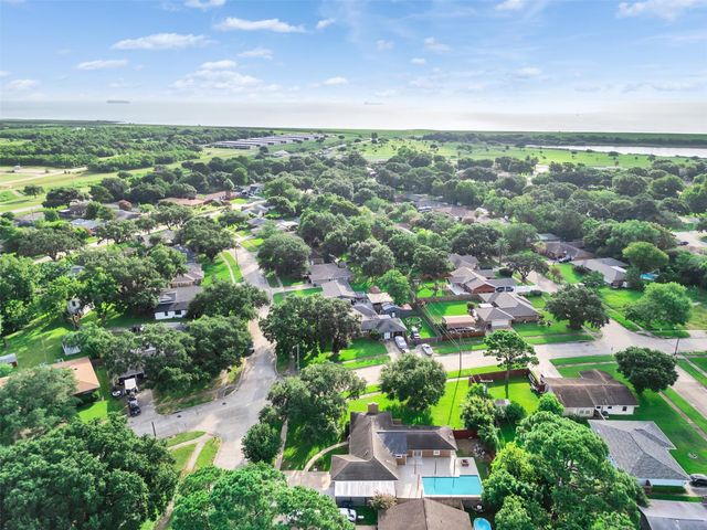 203 22nd Avenue N, Texas City, TX 77590