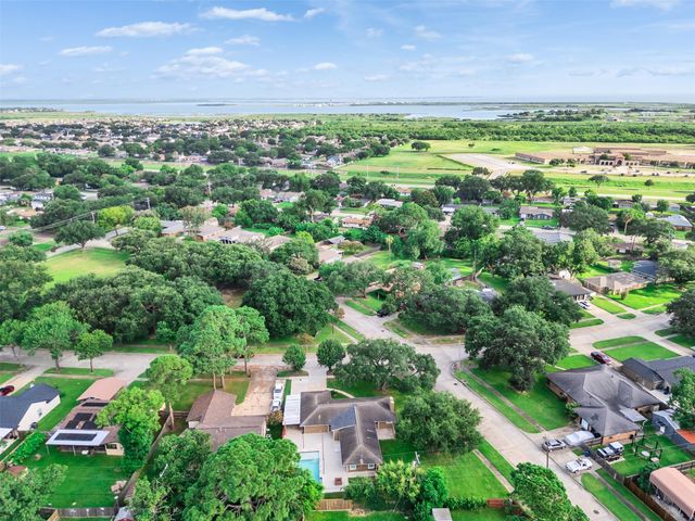 203 22nd Avenue N, Texas City, TX 77590