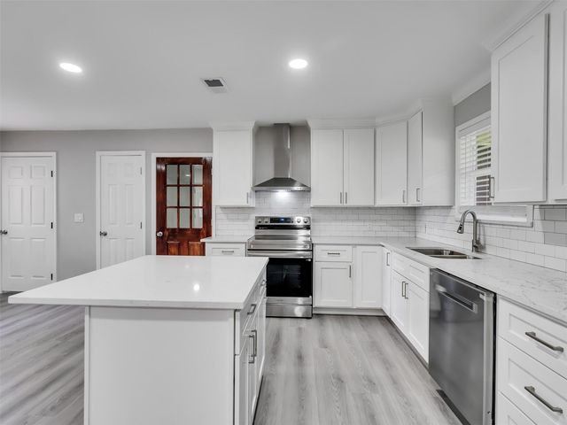 203 22nd Avenue N, Texas City, TX 77590
