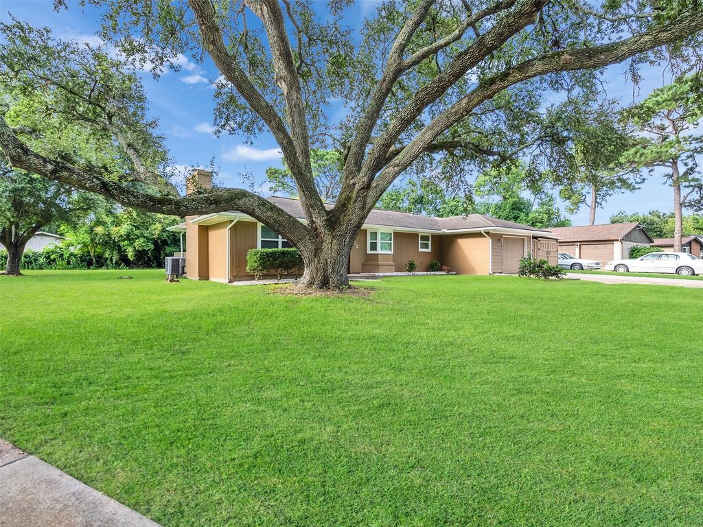 203 22nd Avenue N, Texas City, TX 77590