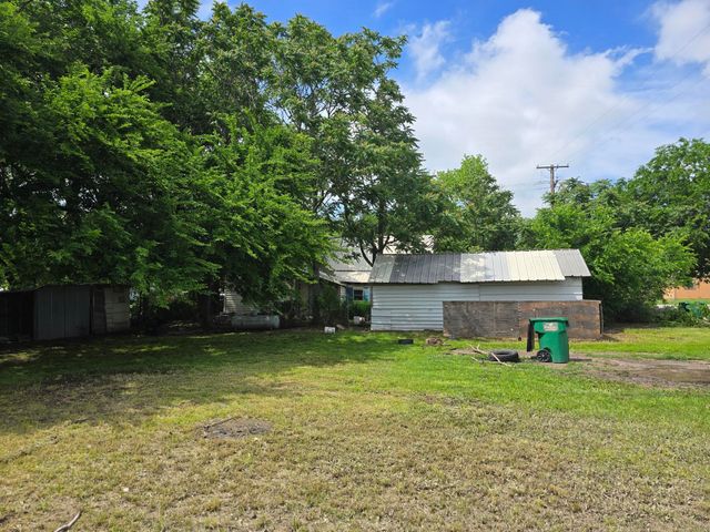 203 E Sherman Street, Chico, TX 76431