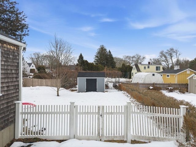 1 Newton St, Dartmouth, MA 02748