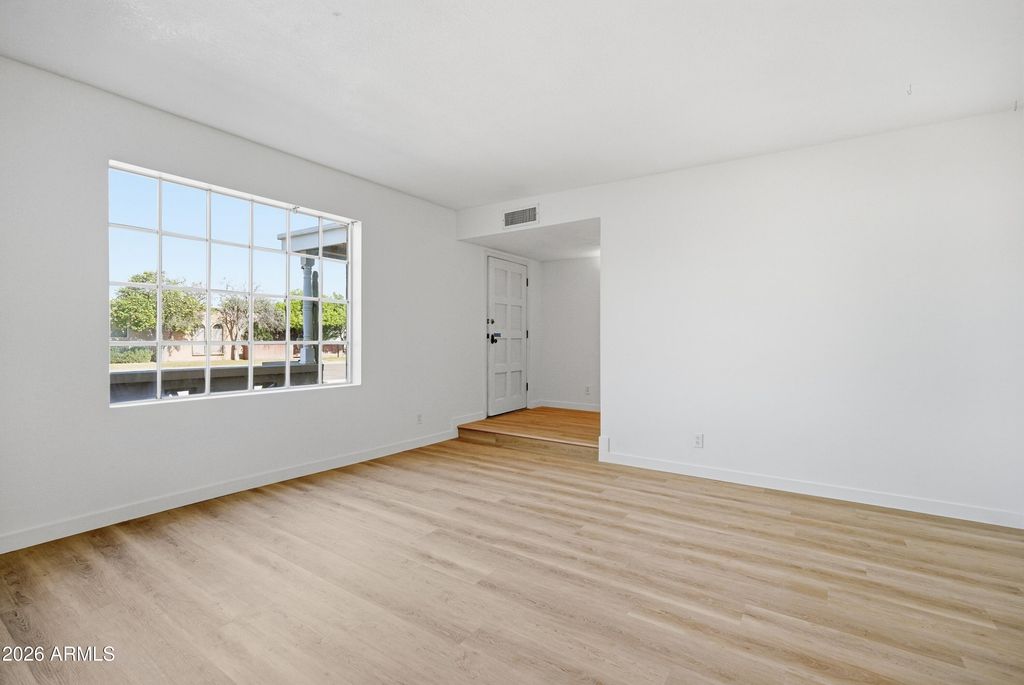 Image 4 of property listing at 556 N HOBSON Plaza, Mesa, AZ 85203