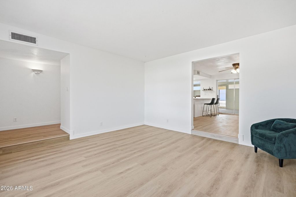 Image 6 of property listing at 556 N HOBSON Plaza, Mesa, AZ 85203