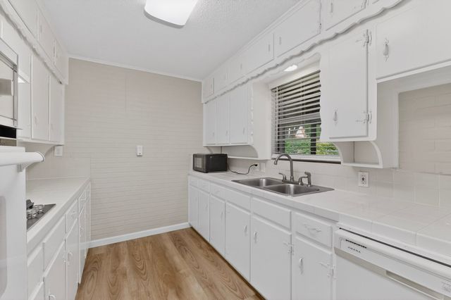 1016 Sproles Drive, Benbrook, TX 76126