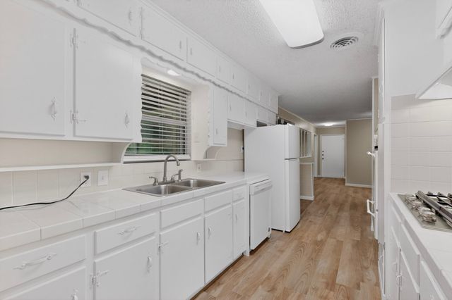 1016 Sproles Drive, Benbrook, TX 76126
