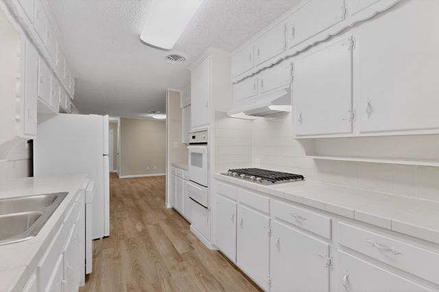 1016 Sproles Drive, Benbrook, TX 76126