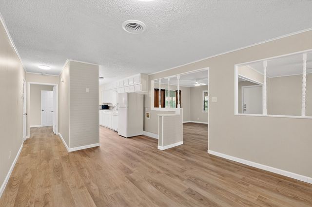 1016 Sproles Drive, Benbrook, TX 76126