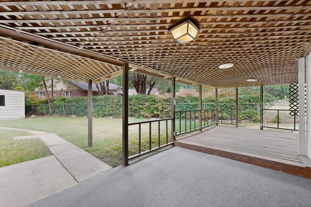 1016 Sproles Drive, Benbrook, TX 76126