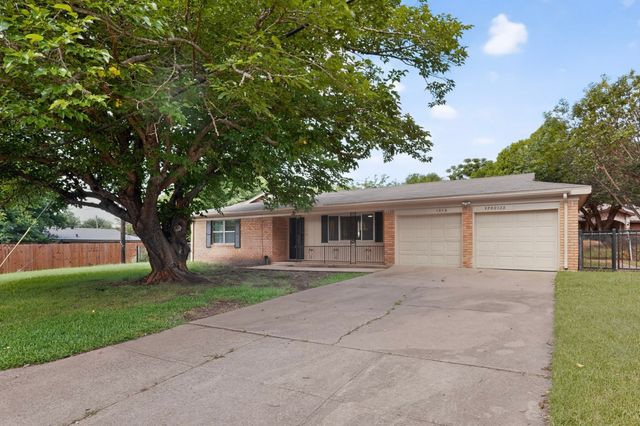 1016 Sproles Drive, Benbrook, TX 76126