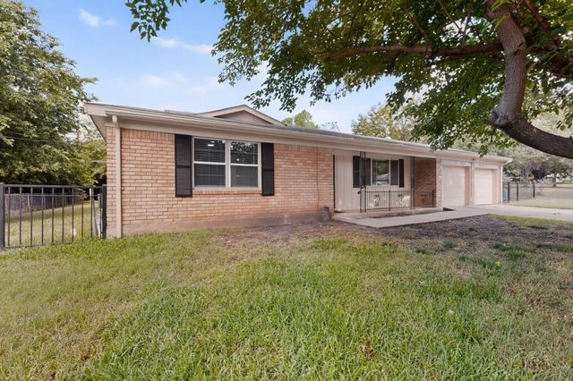 1016 Sproles Drive, Benbrook, TX 76126
