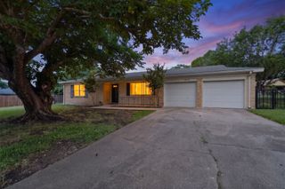1016 Sproles Drive, Benbrook, TX 76126