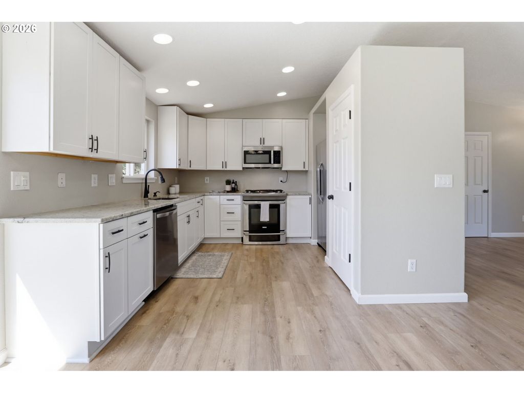Image 10 of property listing at 911 Sw WARBLER Ct, Mc Minnville, OR 97128