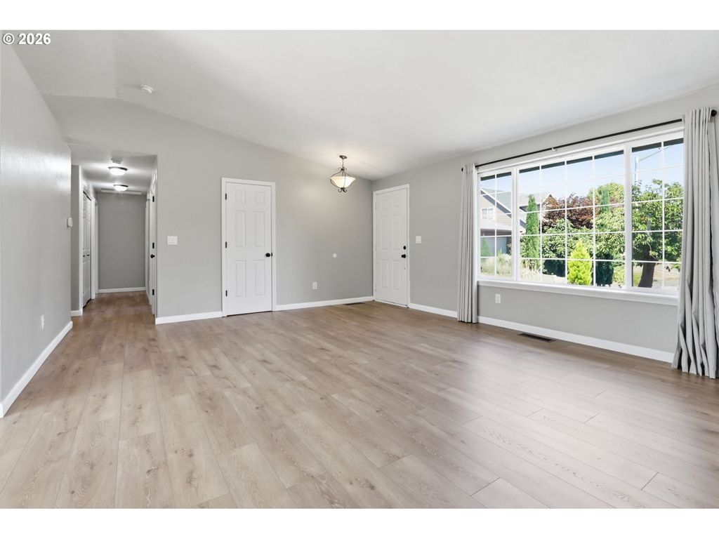 Image 2 of property listing at 911 Sw WARBLER Ct, Mc Minnville, OR 97128