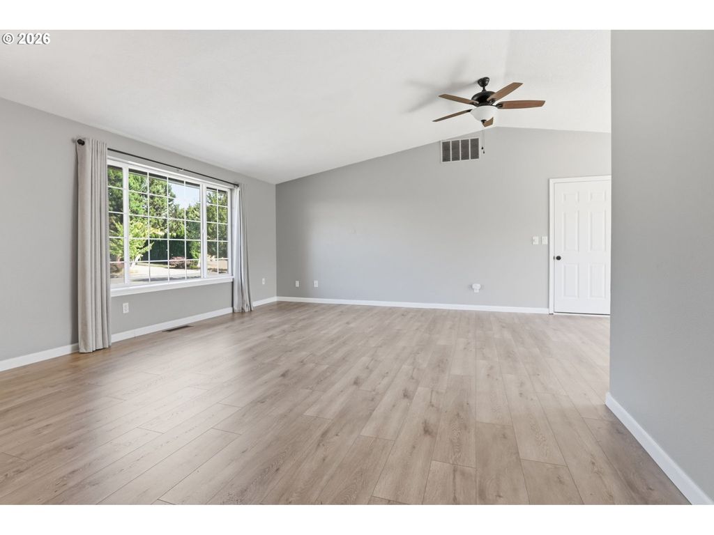 Image 4 of property listing at 911 Sw WARBLER Ct, Mc Minnville, OR 97128
