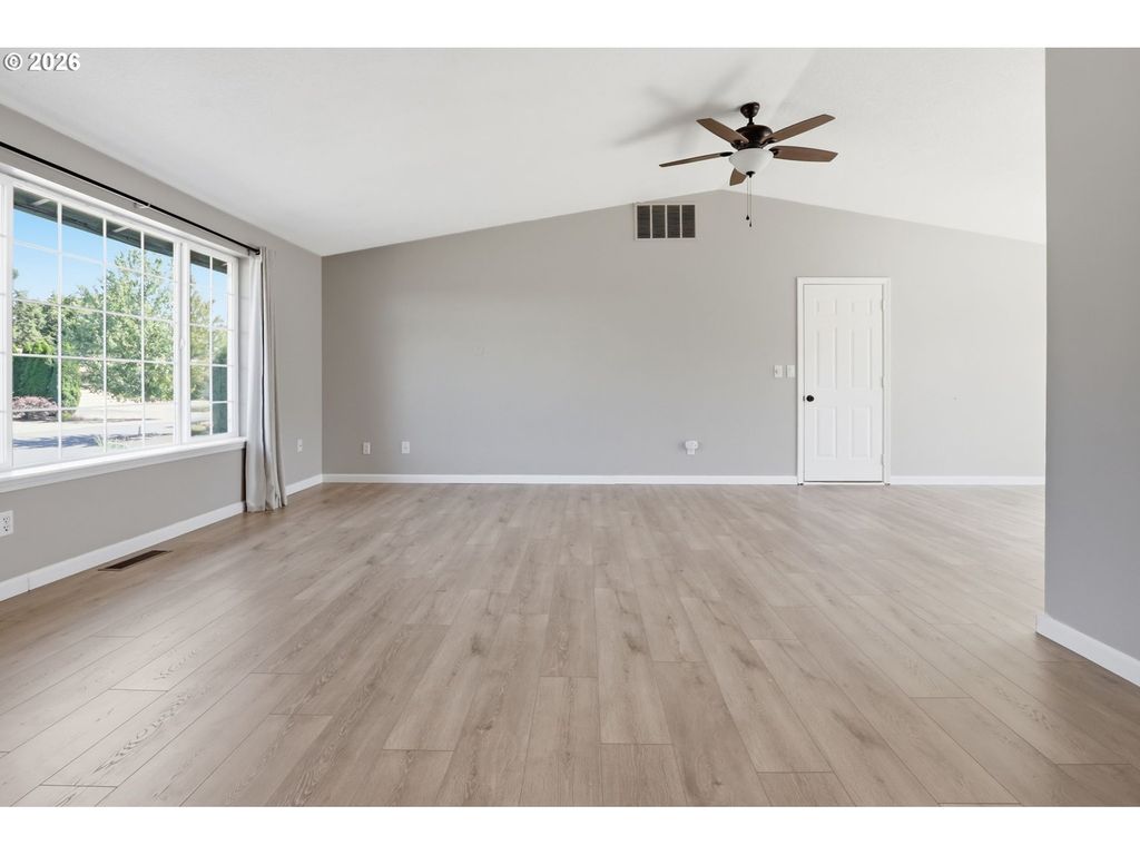 Image 5 of property listing at 911 Sw WARBLER Ct, Mc Minnville, OR 97128