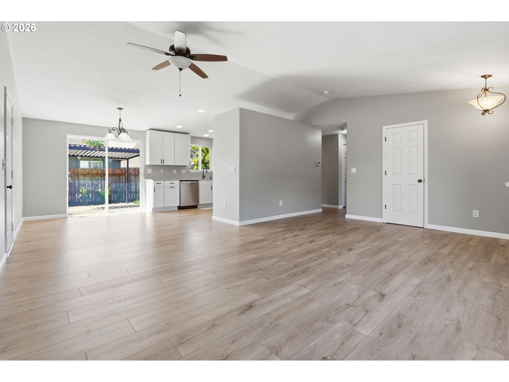Image 6 of property listing at 911 Sw WARBLER Ct, Mc Minnville, OR 97128
