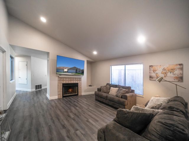 1724 Norfolk Way, Ceres, CA 95307