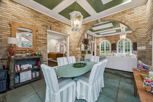 15 Courtlandt Place, Houston, TX 77006