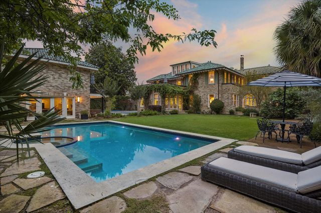 15 Courtlandt Place, Houston, TX 77006