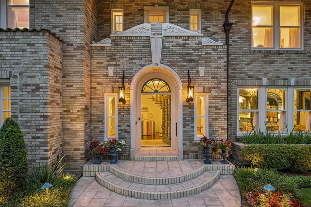 15 Courtlandt Place, Houston, TX 77006