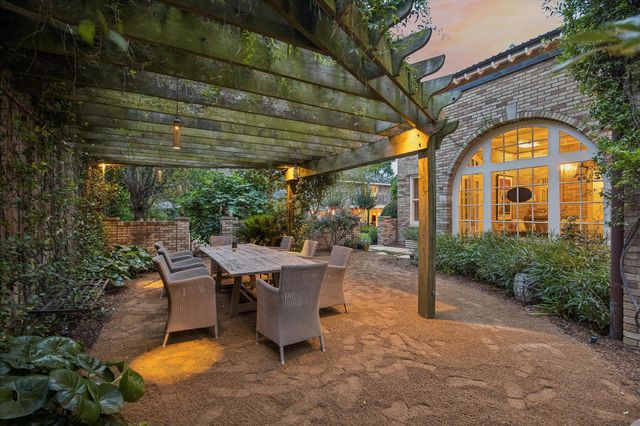15 Courtlandt Place, Houston, TX 77006