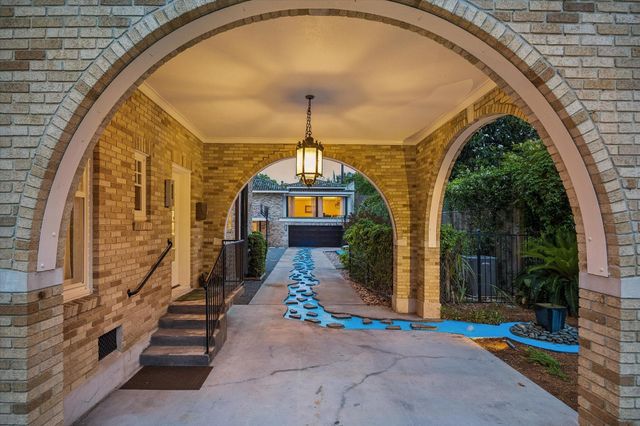 15 Courtlandt Place, Houston, TX 77006