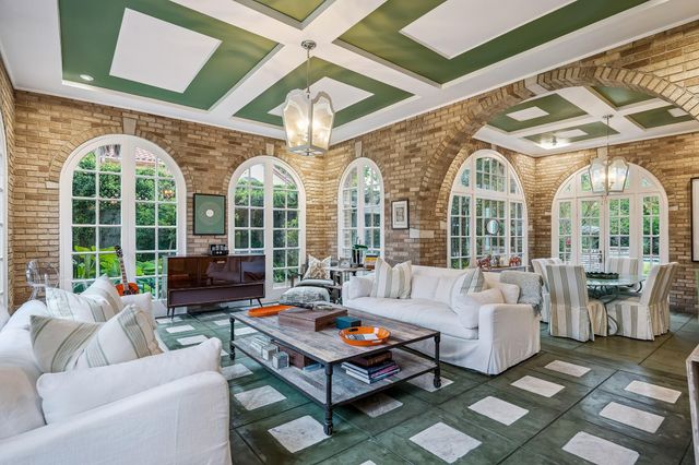 15 Courtlandt Place, Houston, TX 77006