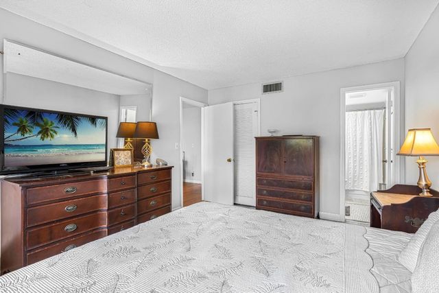 3000 NW 48th Terrace 423, Lauderdale Lakes, FL 33313