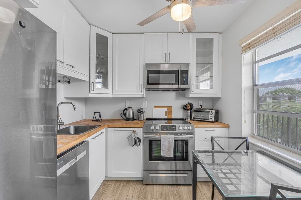 3000 NW 48th Terrace 423, Lauderdale Lakes, FL 33313