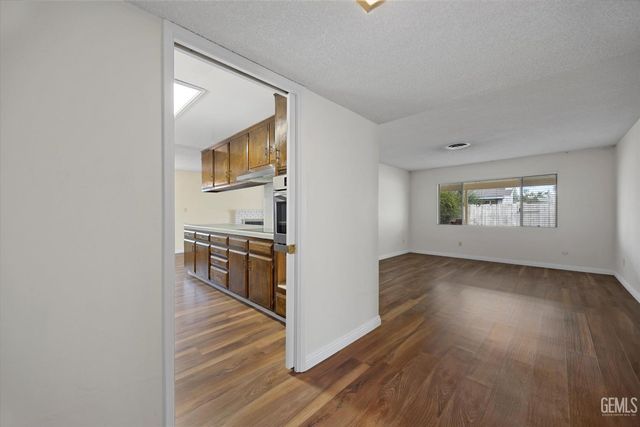 112 Oakmont Drive, Bakersfield, CA 93309