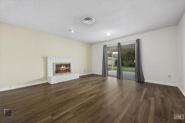 112 Oakmont Drive, Bakersfield, CA 93309