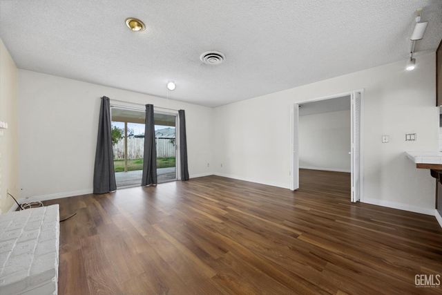 112 Oakmont Drive, Bakersfield, CA 93309