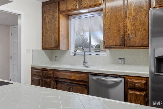 112 Oakmont Drive, Bakersfield, CA 93309