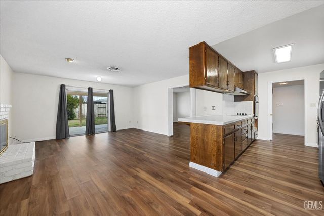 112 Oakmont Drive, Bakersfield, CA 93309