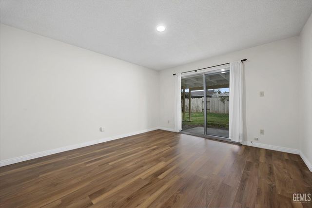 112 Oakmont Drive, Bakersfield, CA 93309