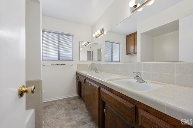 112 Oakmont Drive, Bakersfield, CA 93309