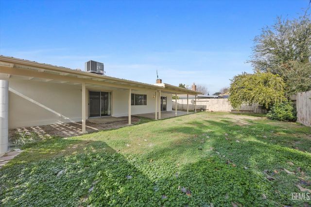 112 Oakmont Drive, Bakersfield, CA 93309