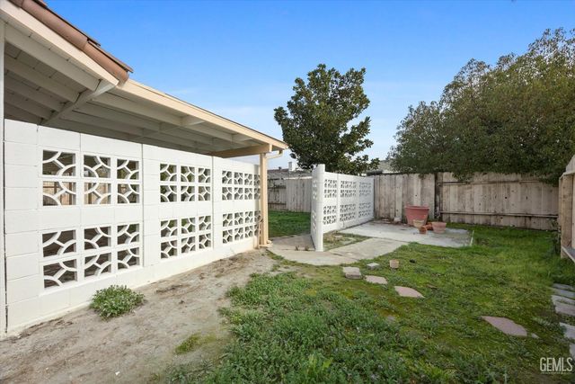112 Oakmont Drive, Bakersfield, CA 93309