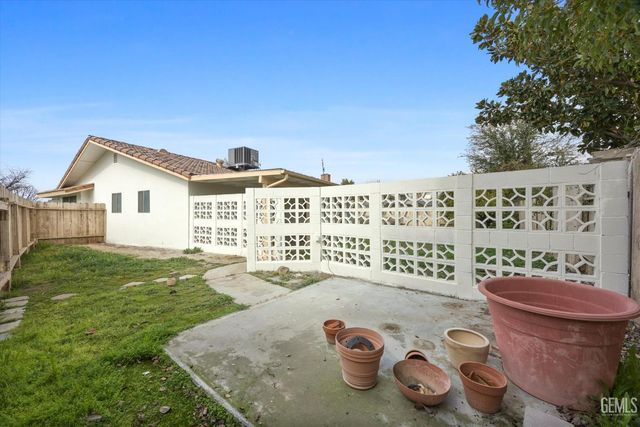 112 Oakmont Drive, Bakersfield, CA 93309