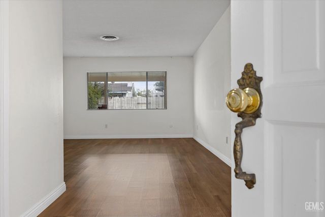 112 Oakmont Drive, Bakersfield, CA 93309