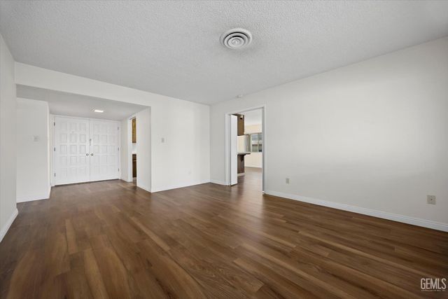 112 Oakmont Drive, Bakersfield, CA 93309