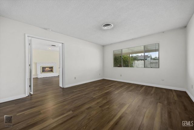 112 Oakmont Drive, Bakersfield, CA 93309