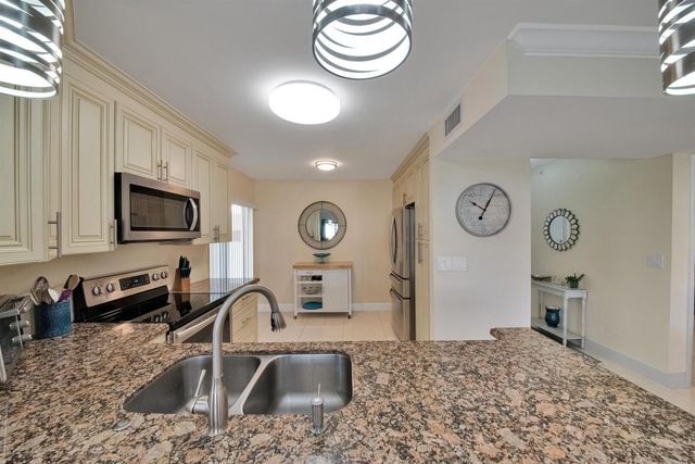 10223 N Circle Lake Drive 102, Boynton Beach, FL 33437