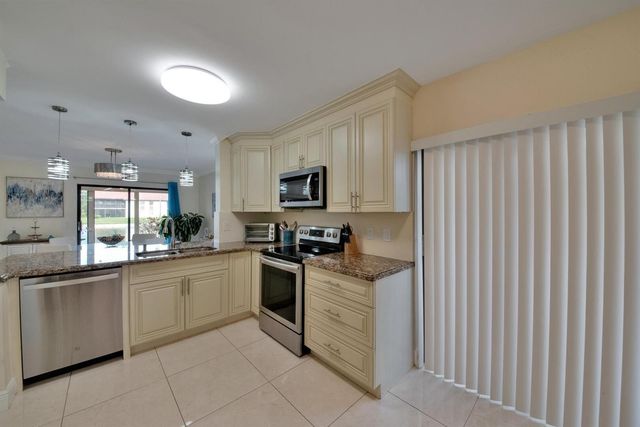 10223 N Circle Lake Drive 102, Boynton Beach, FL 33437