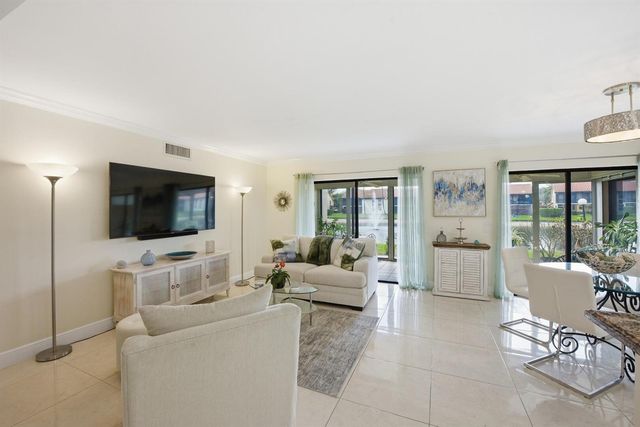10223 N Circle Lake Drive 102, Boynton Beach, FL 33437