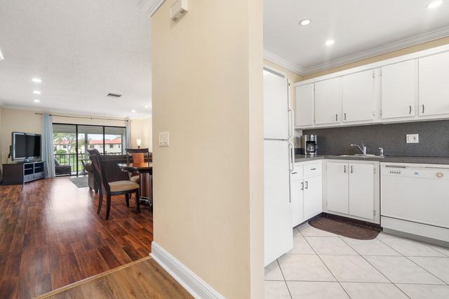 21218 Lago Circle H, Boca Raton, FL 33433